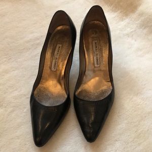 Manolo Blahnik classic black pumps -mid heel